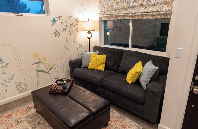 Hummingbird Cottage: Private, close to downtown AG