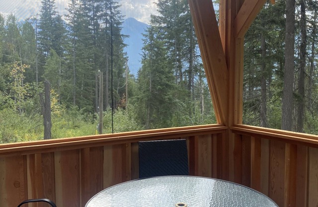Hummingbird Haven Charming Cabin in the Mountains