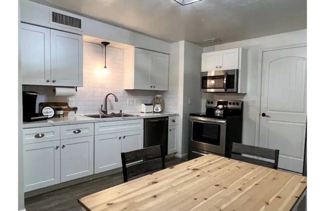 Hummingbird Haven - Cozy, quiet 2 bedroom Condo.