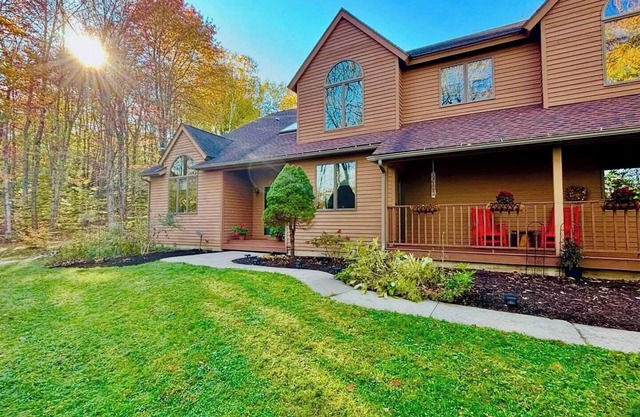 Lakeside Serenity! 4-bedroom house in charming Hinsdale next to Lake Ashmere.