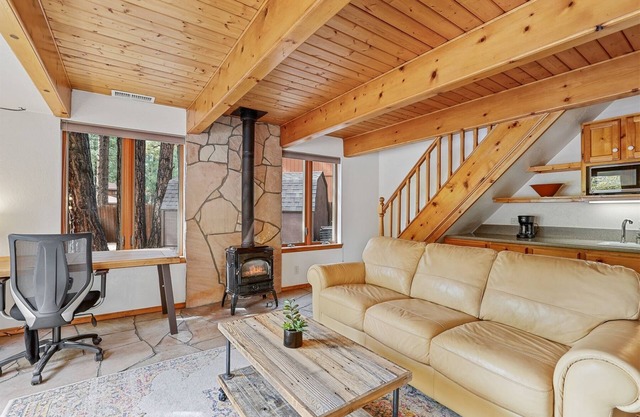 Hummingbird Haven | Pet-Friendly Casita | Cozy Gas Fireplace | Close to Downtown