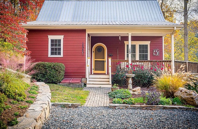 Hummingbird Hill Cottage: Peaceful mountain getaway, with mountain and creek views!