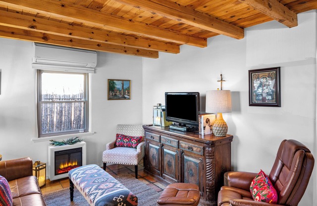 Hummingbird House, 3BD/2BA Charmer, Firepit, Patio