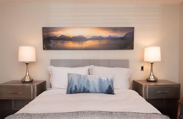 Hummingbird Hut · Adorable ocean, mountain & forest view guest suite