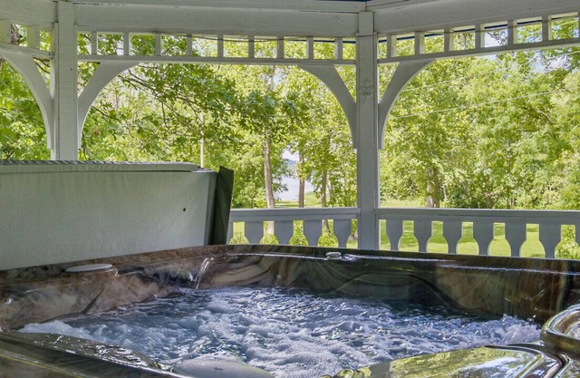 Hummingbird Inn - Lower Level Suite - Lake Access!