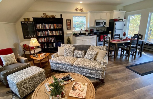 HUMMINGBIRD NEST HIDEAWAY LOFT: East Texas Spiritual Retreat & Country Resort
