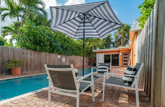 New Hummingbird Private Pool Cottage 2/2 In Flamingo Park Downtown Beach, Shops & Restaurants