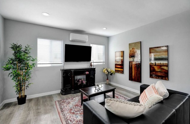 Hummingbird's Homey Hideaway: 2BR Urban Retreat with King Bed, Split AC, Spacious Patio, and Convenient Parking!