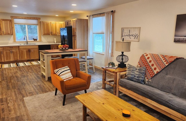 Hungry Horse Hideaway #D - 2 Bedroom 1 Full Bath - 10 minutes from Glacier Park!