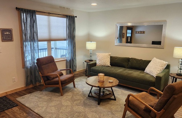 Hungry Horse Hideaway #B - 2 Bedroom 2 Full Bath - 10 minutes from Glacier Park!