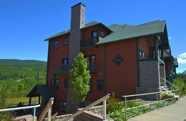 Hunter Mountain 2 Bedroom Condo - Steps to Slopes & Ski Lift!!