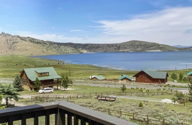Hunter`s Hideout Panguitch Lake - Lake views with space to explore
