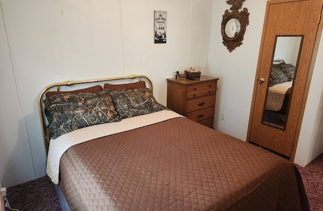 Charming 3-bedroom house in welcoming Piedmont Ohio with AC, Wi-Fi.