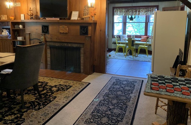 Spacious Hunters Hill 5 Bdrm 4 mins to Bristol Mtn