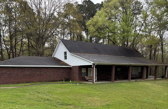 Hunting lodge adjacent to Home on Historic Register on 2 private acres with pond