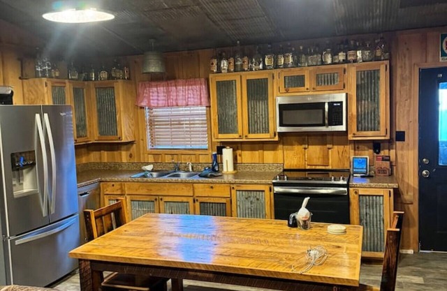 Hunting Lodge on The Black River