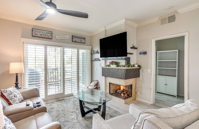 Huntington Beach Condo w/ Pool < 1 Mi to Pier!
