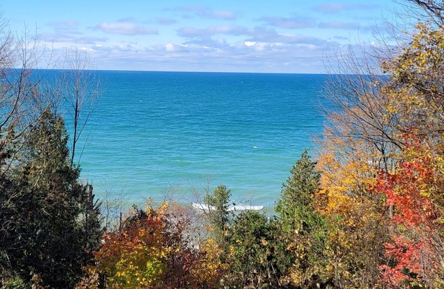 Huron Blue Lakehouse - Private & secluded lakefront home