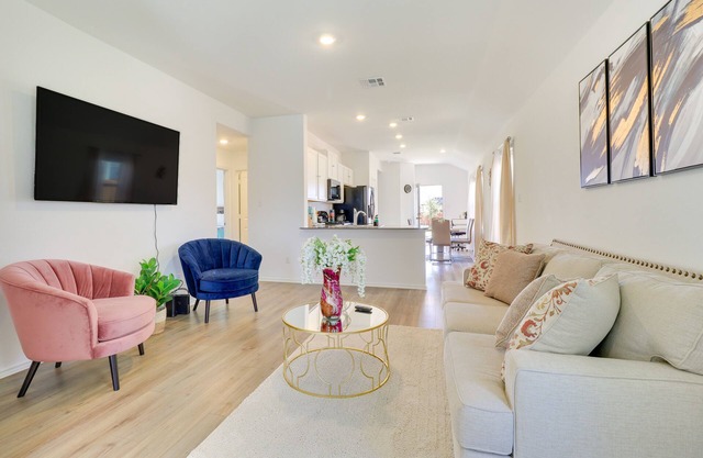 Hutto Getaway w/ Yard, 9 Mi to Lake Pflugerville!