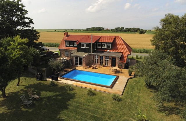 Huus an`t Diek, Luxus in Deichnähe, Erdgeschosswohnung mit Pool nähe Norddeich