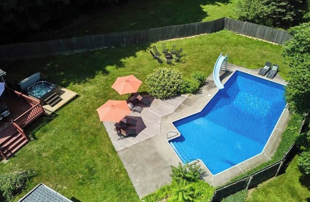 HV Spacious Retreat sleeps 13 w/Hot Tub