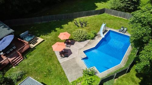 HV Spacious Retreat sleeps 13 with pool and hot tub