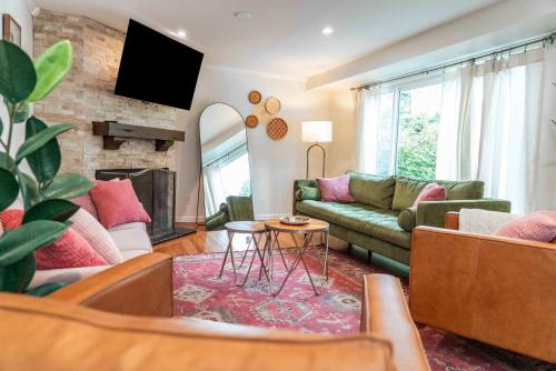 HWY Chalet Centrally located to area attractions