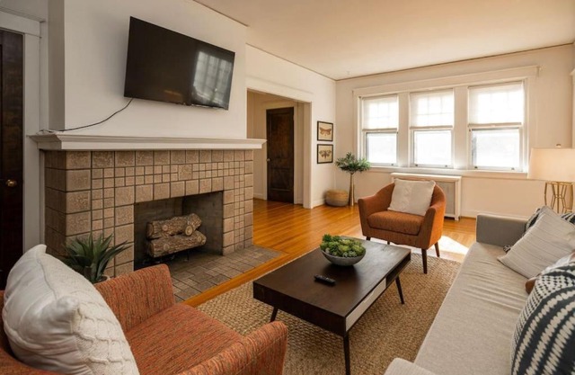 Hyde Park Comfort with Office Near Everything