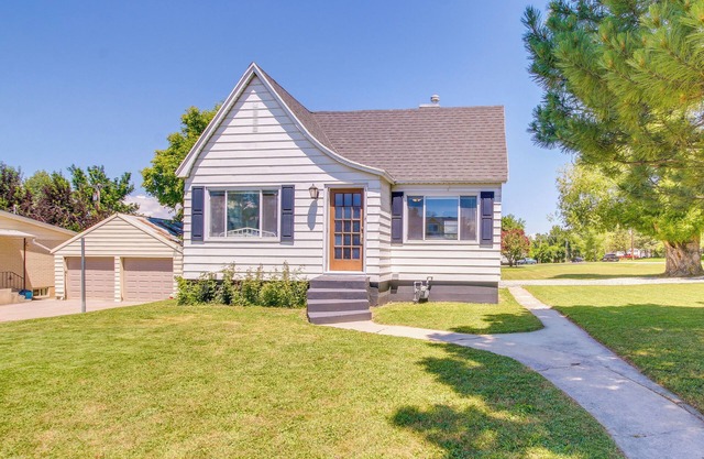 Hyde Park Home w/ Fire Pit: Near Hiking Trails!