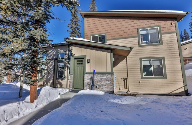 Hygge Cabin—Elegant, Pet-Friendly Escape with Ski Shuttle and Serene Setting