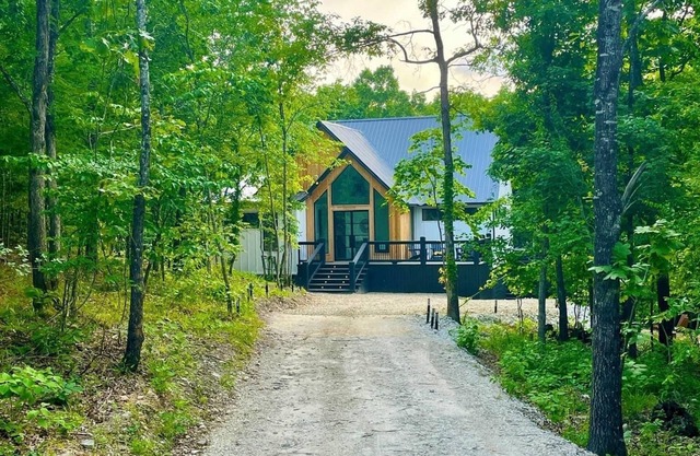 Hygge Hill-Scandinavian Modern Cabin-Hottub-Couples/Small Families