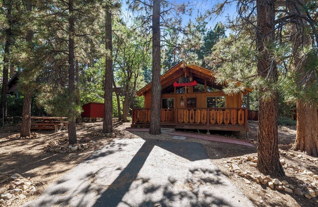 Hythe Cabin - Adorable Cabin, Fireplace, Deck, Barbecue