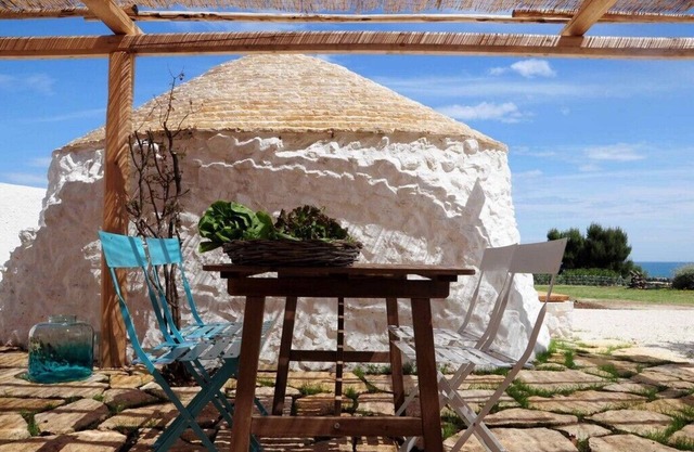 Trulli Meer - alten Trulli sorgfältig in der Natur wieder hergestellt