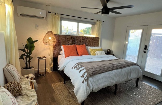 IBIZA - Charming, Chic Suite in Biltmore Area - King, Wifi, Mins from Airport