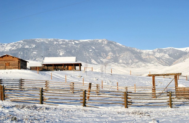 "Herbst Special's-Yellowstone River Ranch, ikonische Blockhütte, majestätische Aussicht"