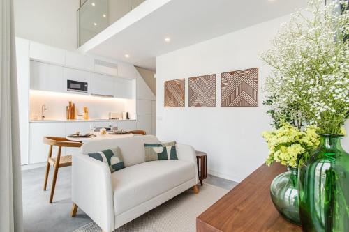 Iconic White Loft - Avenida