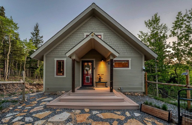 Charming 2 bedroom off-grid secluded cabin with stunning views in Idaho Springs