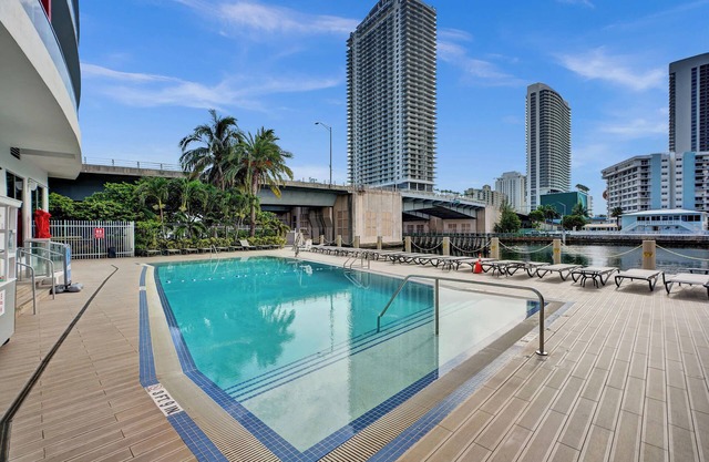 Ideal 1-Bedroom Apartment Steps from the Ocean 1009