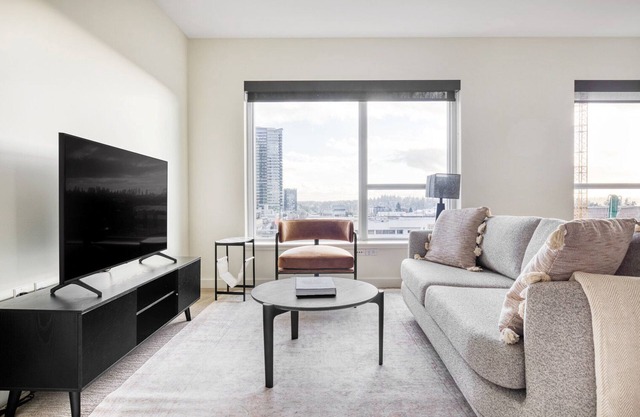 Ideal Bellevue 2BR w/ Great Views & Gym, close to shopping, by Blueground