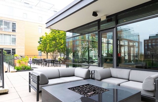 Ideal Evanston 1BR w/ Pool & Gym, walk to Northwestern, by Blueground