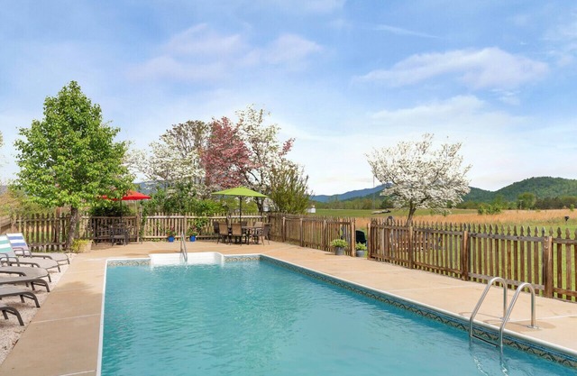 Ideal for a large family, few couples, or girlfriends to spend a long weekend / mountain getaway
