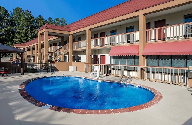Ideal for Budget Travelers! Parking, Breakfast, Close to Cadence Arena!