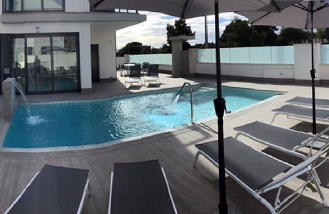 Luxuriöse Villa mit 5 Schlafzimmern, privatem beheiztem Pool und Kinolounge