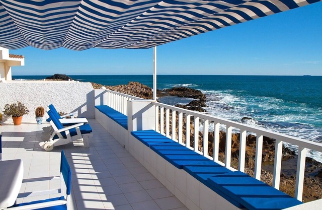Haus mit privater Terrasse, Pool und Garten. BBQ, WiFi, beheizt auf 50m Strand