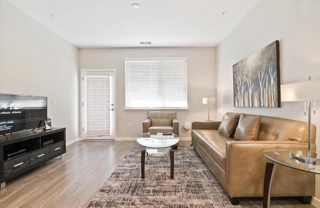 Ideal for Medical Pros | In-unit Laundry & Kitchen | Menlo Park
