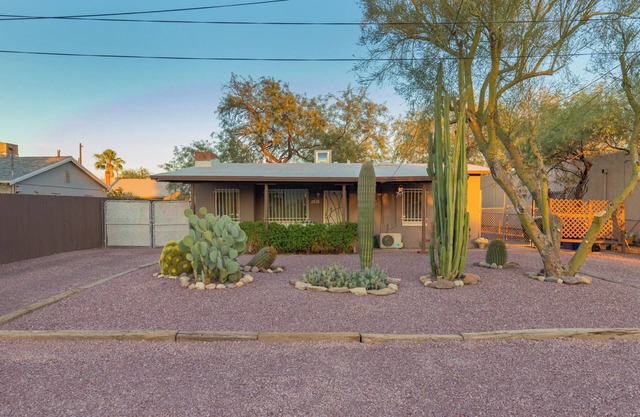 Ideal Haven- Perfect Convenient 2-bedroom house with Hot tub & pet friendly
