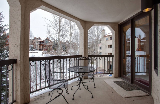 Ideal home for family or couples w/ large pool & hot tub - slopes nearby