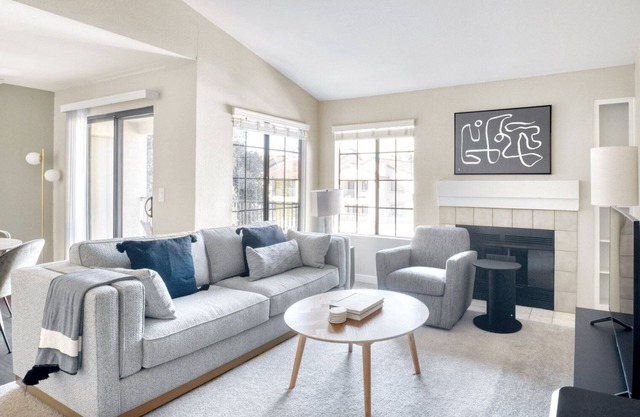 Ideal La Jolla 1BR w/ Gym, W/D & Pool, nr bars & shops, by Blueground