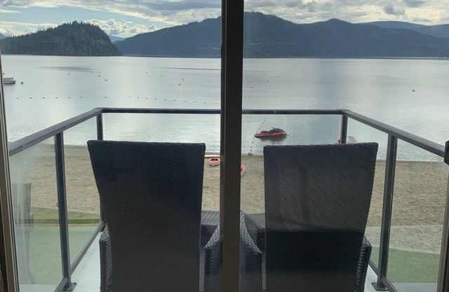 Ideal lake home in a picturesque location 🏖 Sleep steps away from beach & water
