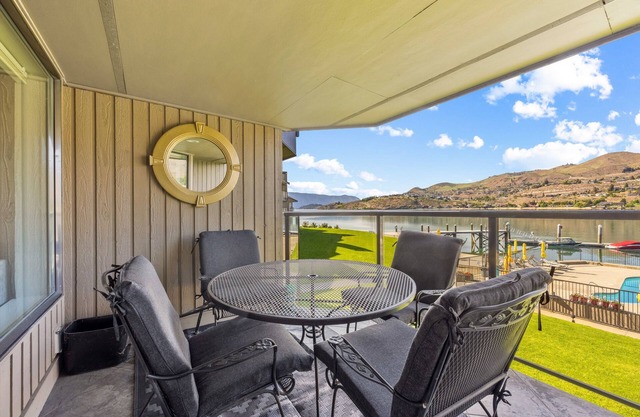 Ideal lakefront condo w/ shared pool/hot tub, shared dock, & high-speed WiFi